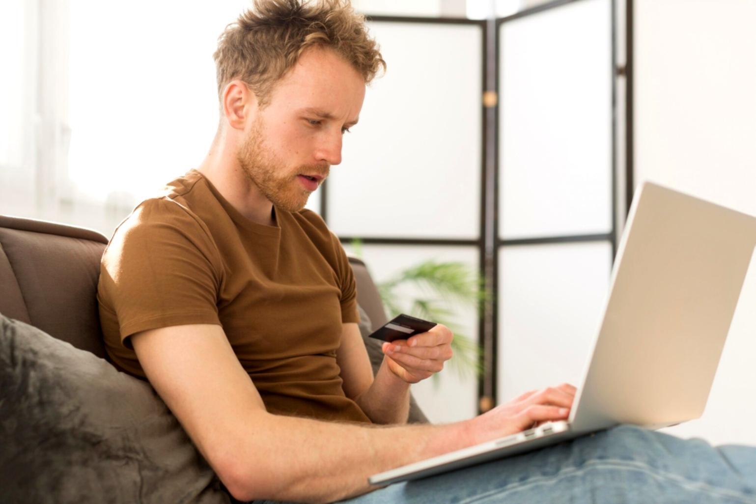 Ambiente di apprendimento moderno con postazioni attrezzate per la formazione beauty